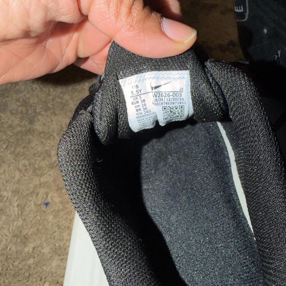 Nike Shox Men's Black Sneakers - Picture 3 of 9